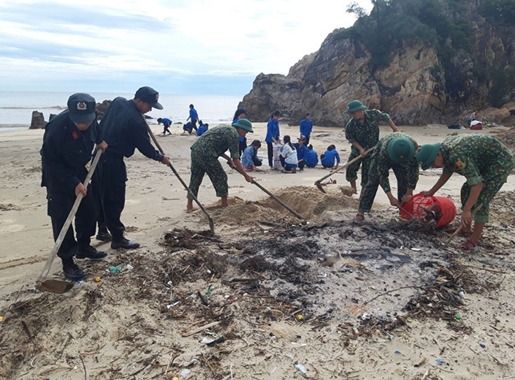 Đoàn viên thanh niên tham gia dọn dẹp vệ sinh môi trường dọc bờ biển Đá Nhảy (huyện Bố Trạch).