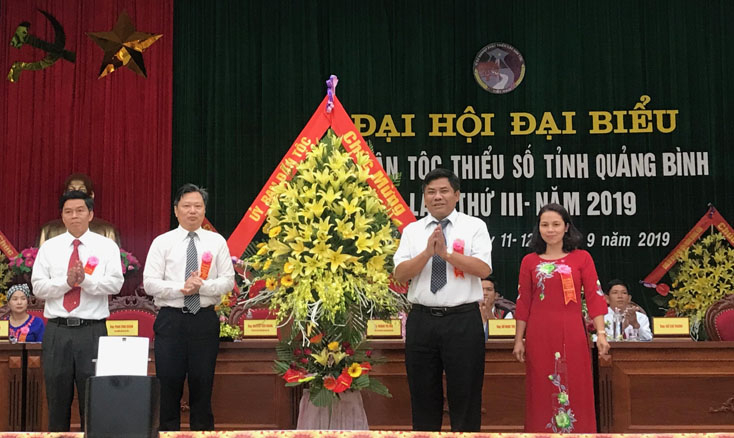 Phó Chủ nhiệm Ủy ban Dân tộc Y Thông tặng lẵng hoa chúc mừng đại hội