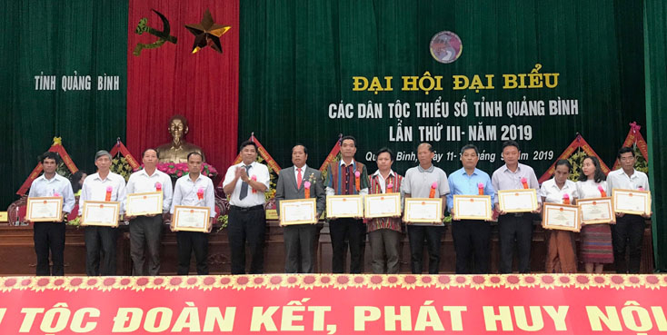  Phó Chủ nhiệm Ủy ban Dân tộc Y Thông trao bằng khen của Bộ trưởng, Chủ nhiệm Ủy ban Dân tộc cho các tập thể và cá nhân