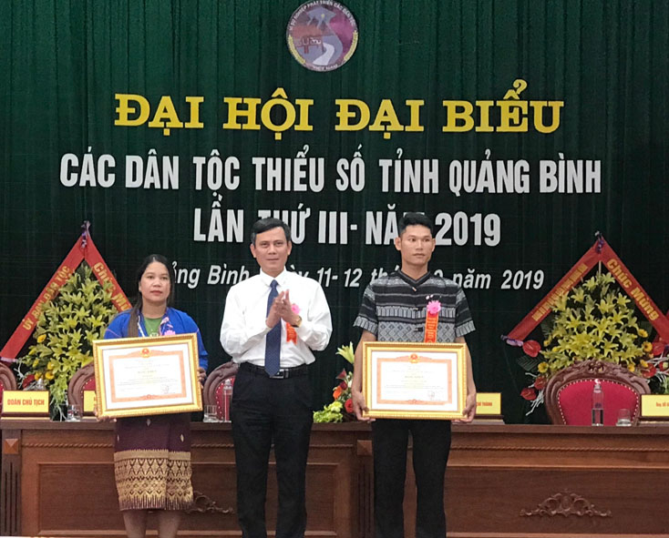Thừa ủy quyền Thủ tướng Chính phủ, đồng chí Phó Bí thư Thường trực Tỉnh ủy Trần Thắng trao bằng khen của Thủ tướng Chính phủ cho tập thể và cá nhân