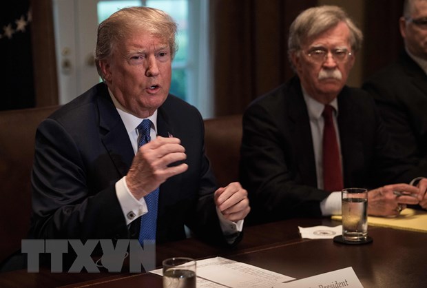 Tổng thống Mỹ Donald Trump (trái) lần đầu tiên tiếng về việc sa thải ông John Bolton. (Ảnh: AFP/TTXVN)