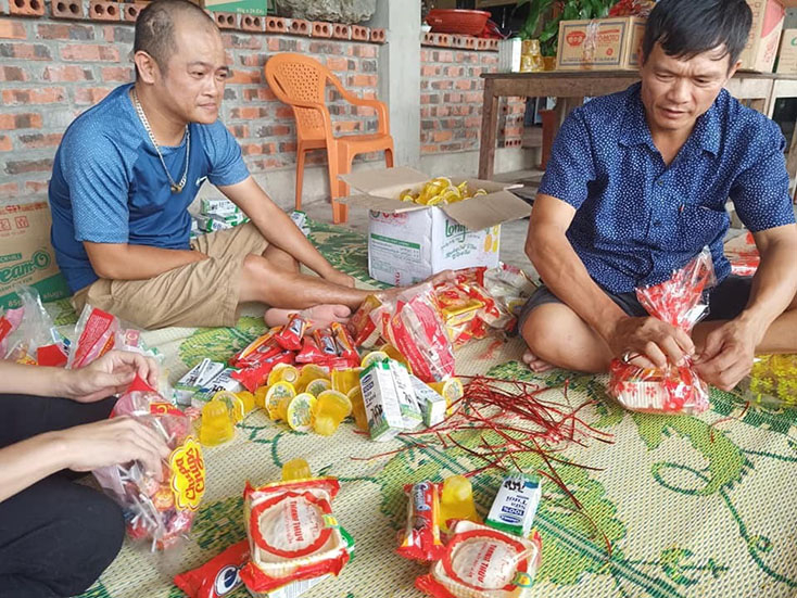  Công tác chuẩn bị quà Trung thu cho các em có hoàn cảnh khó khăn của CLB Thanh niên khuyết tật TP. Đồng Hới. 