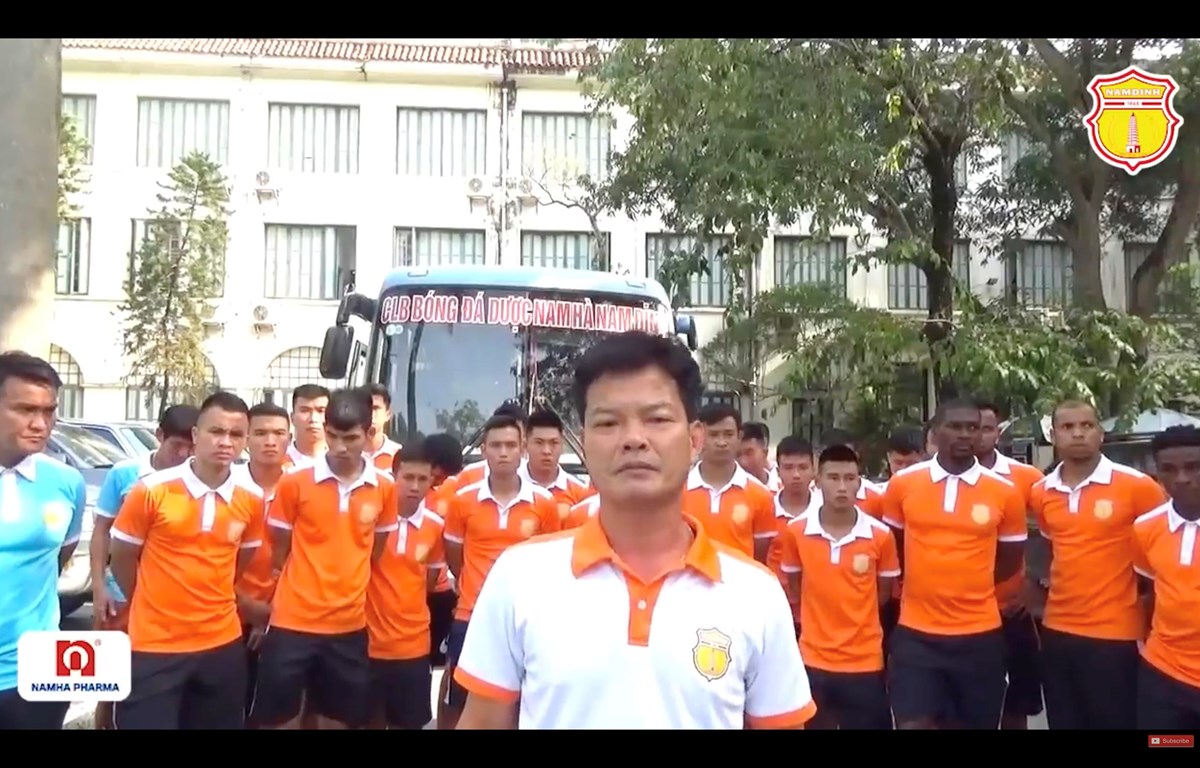 Giám đốc kỹ thuật Nguyễn Văn Sỹ cùng cầu thủ câu lạc bộ Nam Định cúi đầu xin lỗi các cổ động viên bị ảnh hưởng bởi sự cố pháo sáng. (Ảnh chụp màn hình)