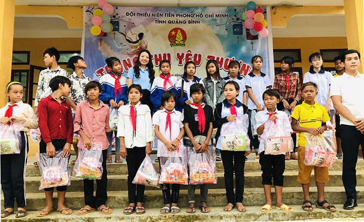 Đồng chí Lê Thị Ngọc Hà, Phó Bí thư Tỉnh Đoàn, Chủ tịch Hội đồng Đội tỉnh và các đồng chí lãnh đạo trao học bổng cho các em học sinh.