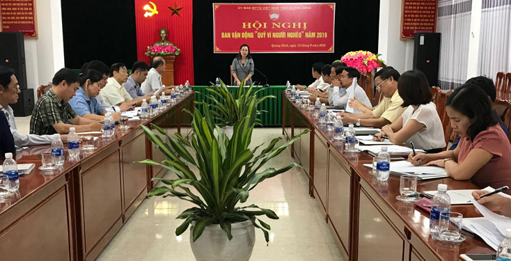 Đồng chí Trưởng ban Vận động Quỹ “Vì người nghèo” tỉnh Phạm Thị Hân phát biểu tại hội nghị