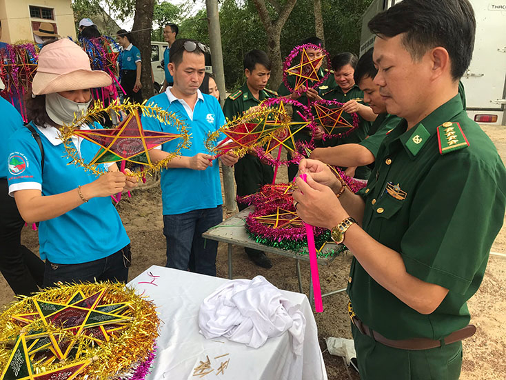  Cán bộ, chiến sĩ đồn Biên phòng Làng Ho chuẩn bị lồng đèn tổ chức trung thu cho các cháu thiếu nhi ở biên giới..