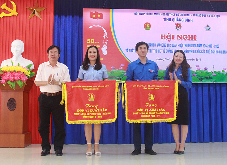 Lãnh đạo Sở giáo dục-Đạo tạo, Tỉnh đoàn tăng cờ thi đua của Ban chấp hành Tỉnh đoàn cho các đơn vị đạt có thành tích xuất sắc trong công tác đội và phong trào thiếu nhi năm học 2018-2019