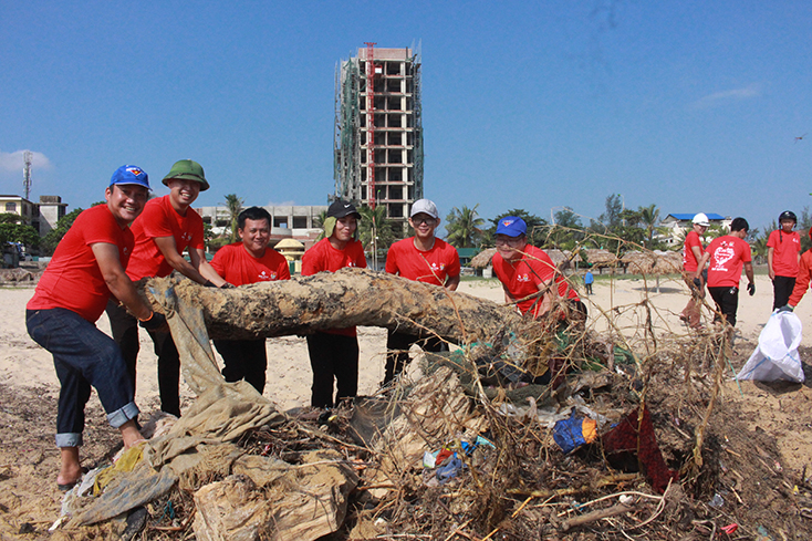 ĐVTN Khối Doanh nghiệp đang làm vệ sinh tại biển Nhật Lệ