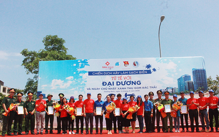 Ban tổ chức trao giải cho các đội thi “Thiết kế vật dụng tái chế”