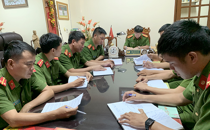 Ban chuyên án, Công an huyện Bố Trạch họp chỉ đạo điều tra, khám phá án.
