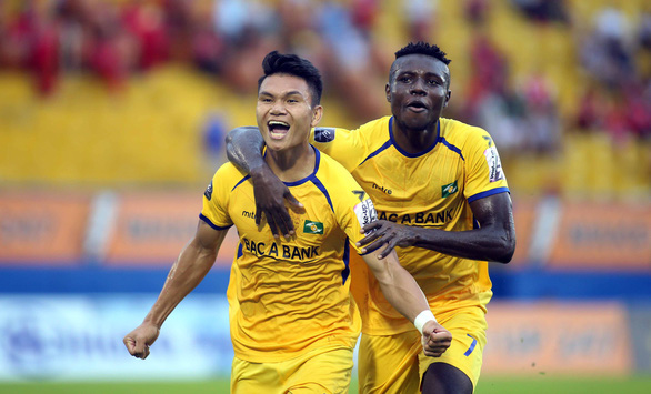 Xuân Mạnh phấn khích ăn mừng bàn thắng nâng tỉ số lên 2-0 - Ảnh: N.K