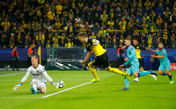 Thủ môn Ter Stegen cản phá cú sút của Marco Reus trong hiệp 1 - Ảnh: REUTERS