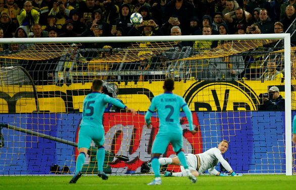 Thủ thành Ter Stegen bay người đẩy cú sút 11m của Marco Reus - Ảnh: REUTERS