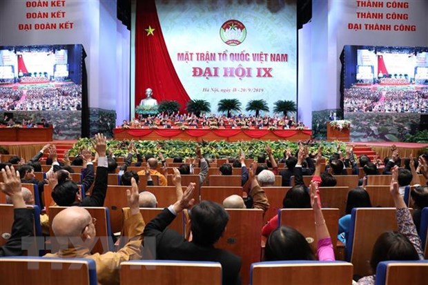 Kiem diem hoat dong cua Uy ban, Doan Chu tich MTTQ Viet Nam khoa VIII hinh anh 2Các đại biểu biểu quyết, thông qua Chương trình và Quy chế làm việc của Đại hội. (Ảnh: TTXVN)