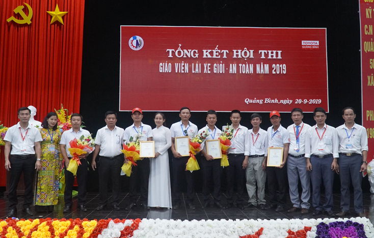 Ban tổ chức đã trao thưởng cho các thí sinh đạt tại Hội thi Giáo viên lái xe giỏi - an toàn năm 2019.