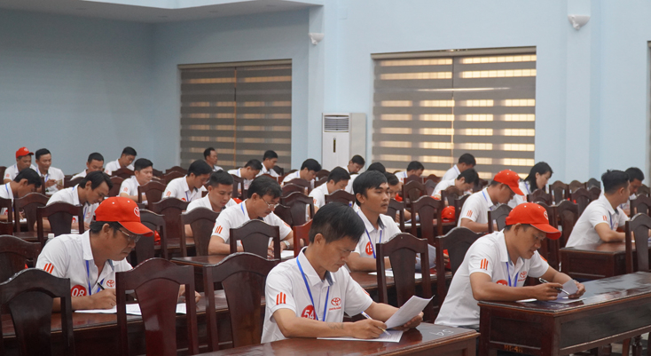 Các thí sinh thực hiện phần thi Lý thuyết.