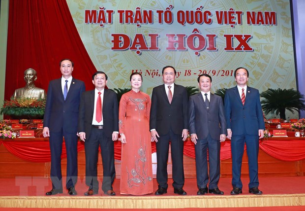 Be mac Dai hoi dai bieu toan quoc Mat tran To quoc Viet Nam lan thu IX hinh anh 1Chủ tịch Ủy ban Trung ương Mặt trận Tổ quốc Việt Nam Trần Thanh Mẫn và các Phó Chủ tịch Ủy ban Trung ương MTTQ Việt Nam khóa IX. (Ảnh: TTXVN)