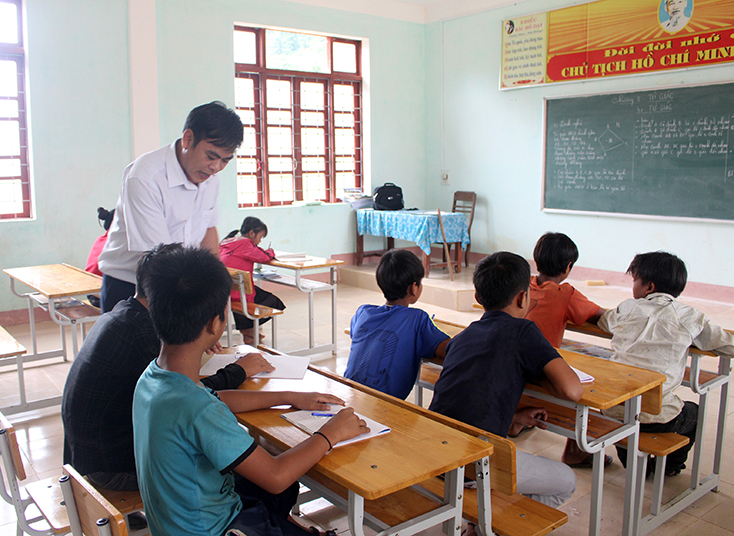 Giờ lên lớp của thầy giáo và học sinh A Rem