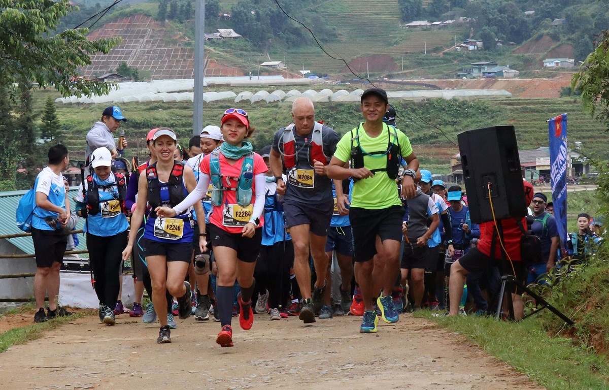 Các vận động viên tranh tài trên đường chạy 21 km. (Ảnh: Quốc Khánh/TTXVN)