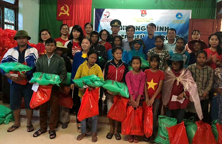Đoàn thiện nguyện đang trao quà cho bà con đồng bào Rục