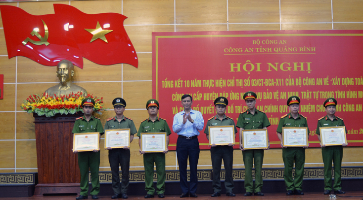  Đồng chí Phó Bí thư Thường trực Tỉnh ủy Trần Thắng trao bằng khen của Chủ tịch UBND tỉnh Quảng Bình cho các tập thể và cá nhân có thành tích trong công tác đấu tranh, triệt phá nhiều chuyên án ma túy và tội phạm lớn trên địa bàn tỉnh.