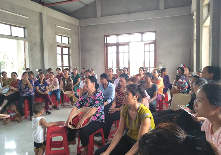 Phụ nữ thôn Trường Dục tích cực tham gia các buổi tuyên truyền về chính sách DS-KHHGĐ.