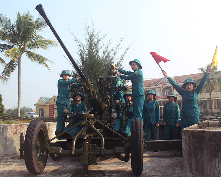 Đại đội Pháo phòng không 37 ly nữ dân quân thường trực TP. Đồng Hới huấn luyện. 