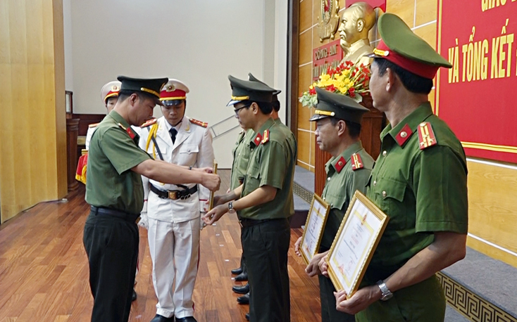 Đại tá Trần Hải Quân, Giám đốc Công an tỉnh tặng giấy khen cho các tập thể đạt thành tích xuất sắc trong công tác đấu tranh, tấn công, trấn áp các loại tội phạm.