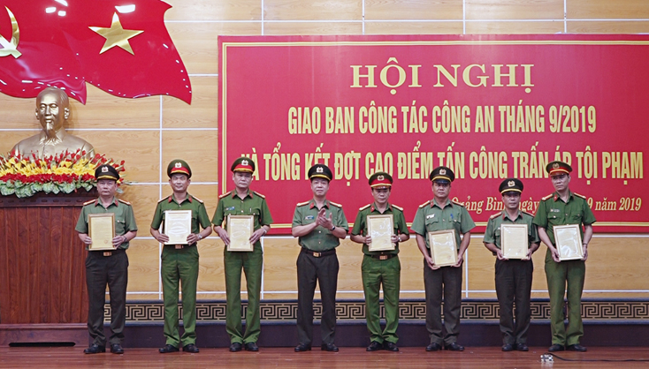Đồng chí Giám đốc Công an tỉnh trao thư khen các đơn vị đạt thành tích xuất sắc thực hiện chuyên án, bảo đảm an ninh, trật tự