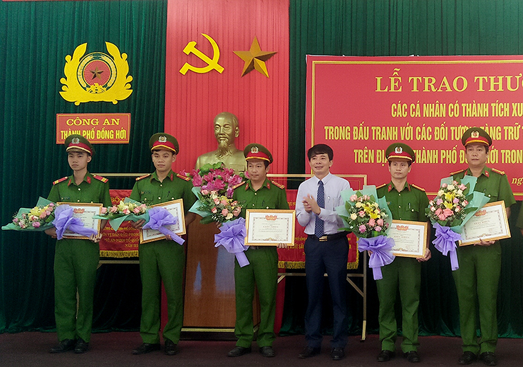 Đại diện lãnh đạo UBND TP. Đồng Hới trao giấy khen cho các cá nhân có thành tích xuất sắc.