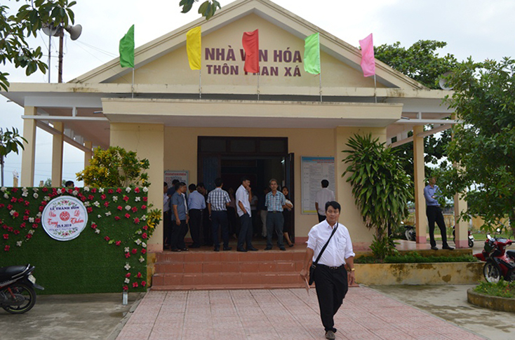 Lãnh đạo Sở VH-TT và huyện Lệ Thủy các thiết bị văn hóa, thể thao thuộc Dự án nâng cao chất lượng đời sống văn hóa người dân NTM cho 20 xã trên địa bàn tỉnh.