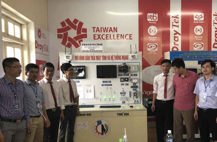  Mô hình Dàn trải máy tính và hệ thống mạng của Trường cao đẳng Kỹ thuật Công-Nông nghiệp Quảng Bình đạt giải ba.