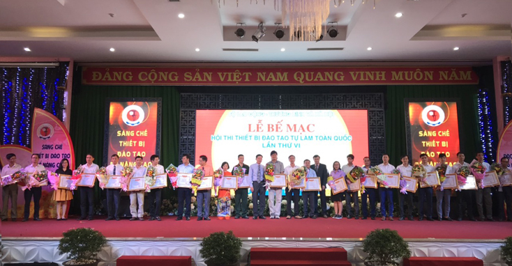 Ban tổ chức trao thưởng cho các tác giả đạt giải.