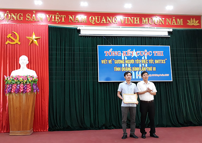 Ban tổ chức trao giải nhất thể loại báo in cho tác giả đoạt giải