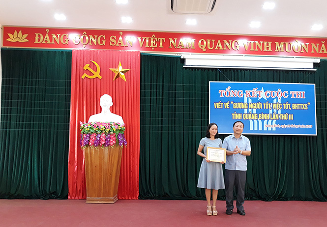 Ban tổ chức trao giải nhất thể loại truyền hình cho nhóm tác giả đoạt giải