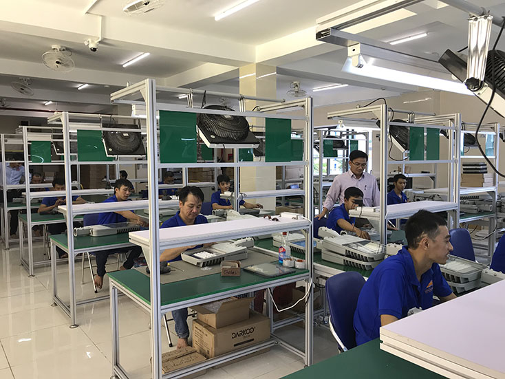 Anh Trần Minh Việt (đứng)-là một trong những người trẻ nối nghiệp thợ điện của cha ông.