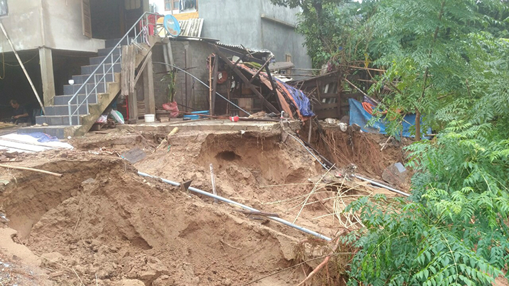 Sau trận lũ, ngôi nhà của ông Mai Tân, xã Đức Hóa, huyện Tuyên Hóa nằm chênh vênh bên mép sông Gianh.  