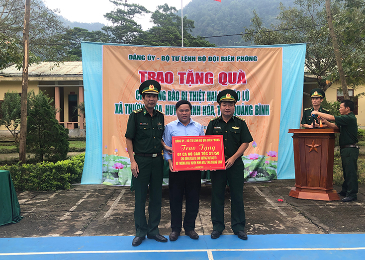Thừa ủy quyền Bộ Tư lệnh BĐBP, Đại tá Lê Văn Tiến, Bí thư Đảng ủy, Chính ủy BĐBP Quảng Bình đã trao món quà ý nghĩa cho Chính quyền địa phương và đồn BP