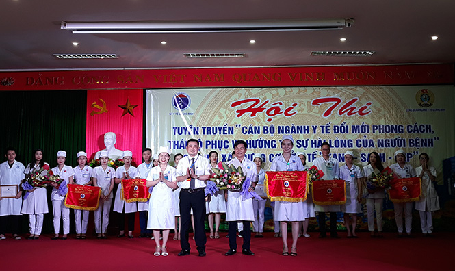 Ban tổ chức trao giải nhất cho đội thi đến từ Bệnh viện đa khoa huyện Bố Trạch