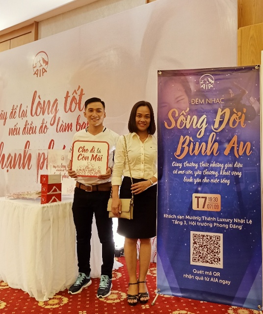 Thùng và khẩu hiệu thiện tâm nhằm đón nhận tự tâm của khán giả tại đêm nhạc thiện nguyện