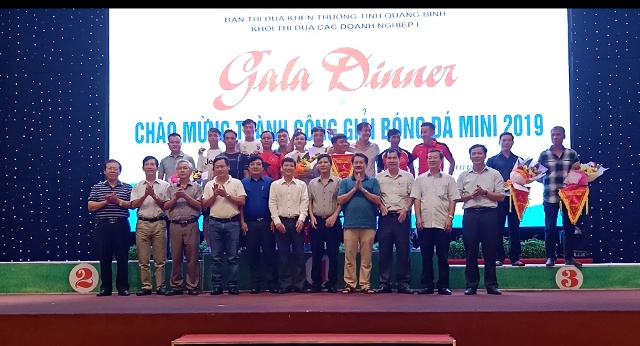 Đại diện lãnh đạo các đơn vị trao giải thưởng cho những đội nhất, nhì, ba tại giải bóng đá mini năm 2019