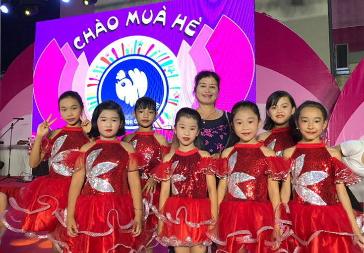 Cô giáo Minh Hới và những học sinh đang theo học các bộ môn âm nhạc của Nhà Thiếu nhi tỉnh
