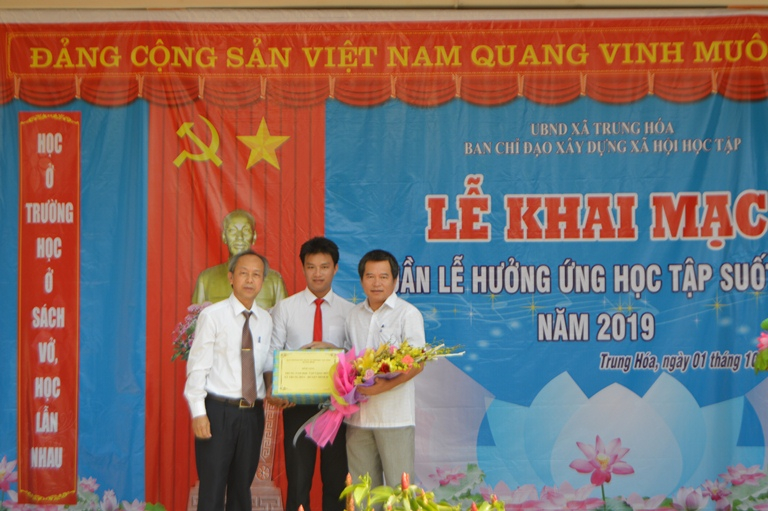 Đại diện lãnh đạo Sở Giáo dục và Đào tạo tặng hoa và quà cho Trường Tiểu học số 1 Trung Hóa.