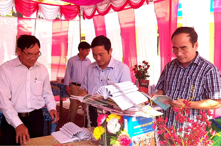 Các đại biểu tham quan điểm giới thiệu sách.