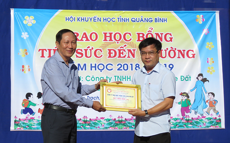  Lãnh đạo Hội Khuyến học tỉnh trao bảng vàng khuyến học cho Công ty Oxalis. 