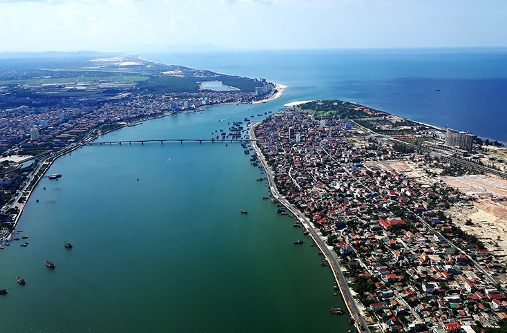Sông Nhật Lệ qua góc nhìn từ đường bay ngắm cảnh Đồng Hới-Đà Nẵng.
