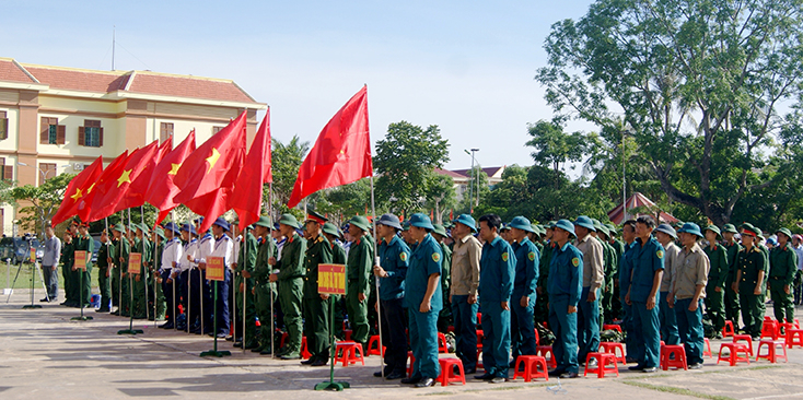 Những tân binh sẵn sàng lên đường nhập ngũ, chung tay xây dựng nền QPTD vững mạnh. 