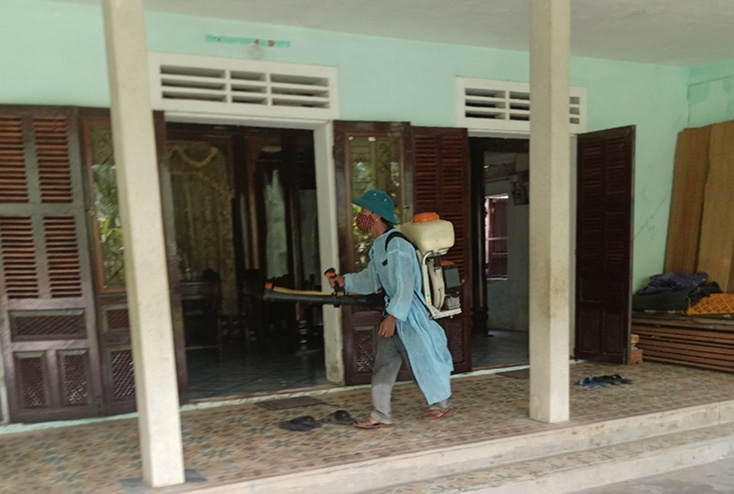 Cán bộ y tế tiến hành phun hóa chất diệt muỗi ở các địa bàn trọng điểm của dịch SXH. 