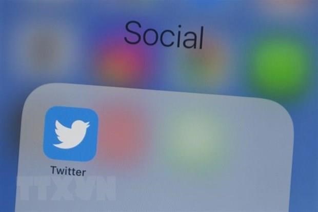 Biểu tượng Twitter trên màn hình điện thoại di động. (Nguồn: AFP/TTXVN)