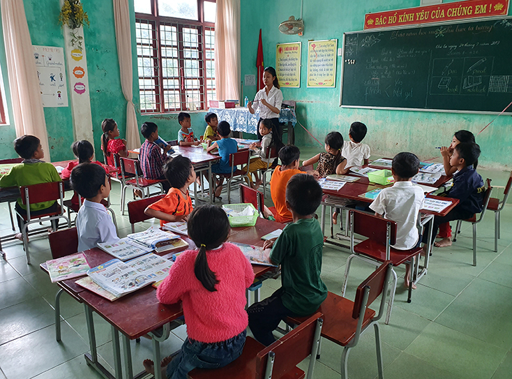  Một tiết học của cô và trò ở Trường PTDTBT TH và THCS Lâm Thủy, huyện Lệ Thủy. 